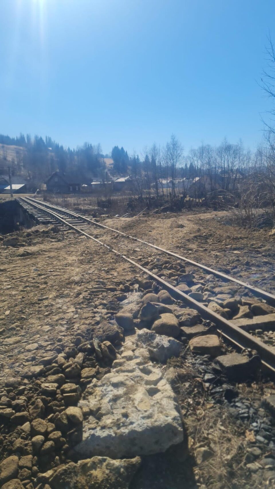 Calea ferata ingusta afectata de piatra la KM 2 al liniei de la Moldovita