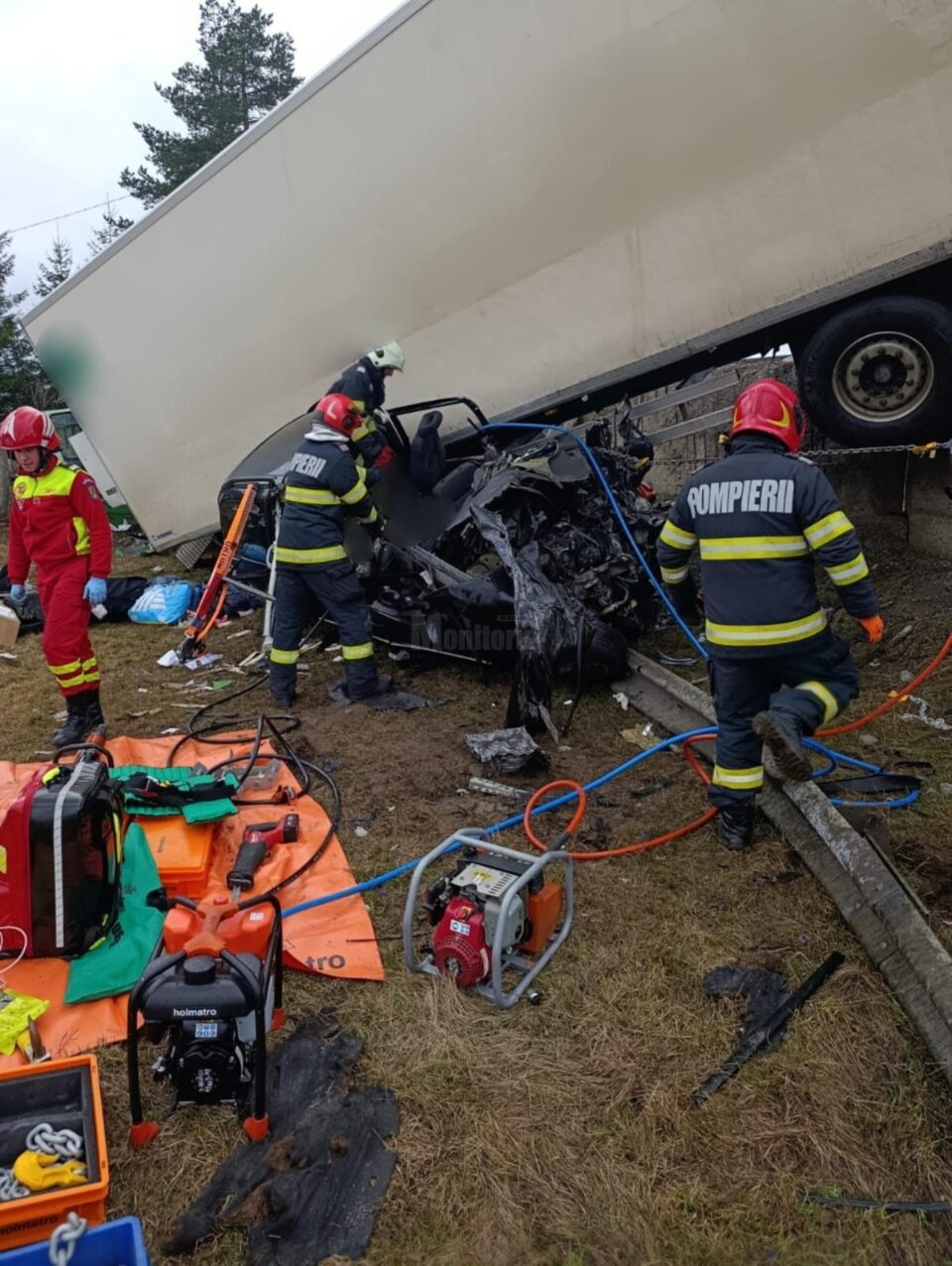 Accident ca-n filmele de groază, după ce un șofer de autoturism a intrat în plin într-un tir