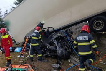 Accident ca-n filmele de groază, după ce un șofer de autoturism a intrat în plin într-un tir