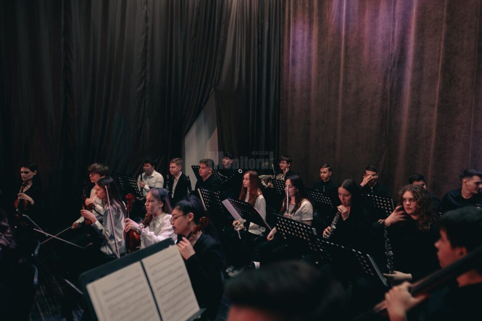 Emoție și rafinament la concertul simfonic al elevilor și profesorilor Colegiului de Artă, pe scena din Siret