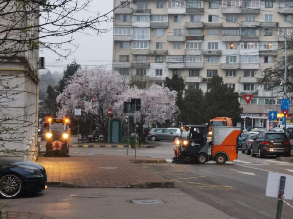 Măturat și spălat mecanizat pe străzile Sucevei, conform noului constract de salubrizare
