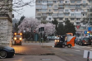 Măturat și spălat mecanizat pe străzile Sucevei, conform noului constract de salubrizare