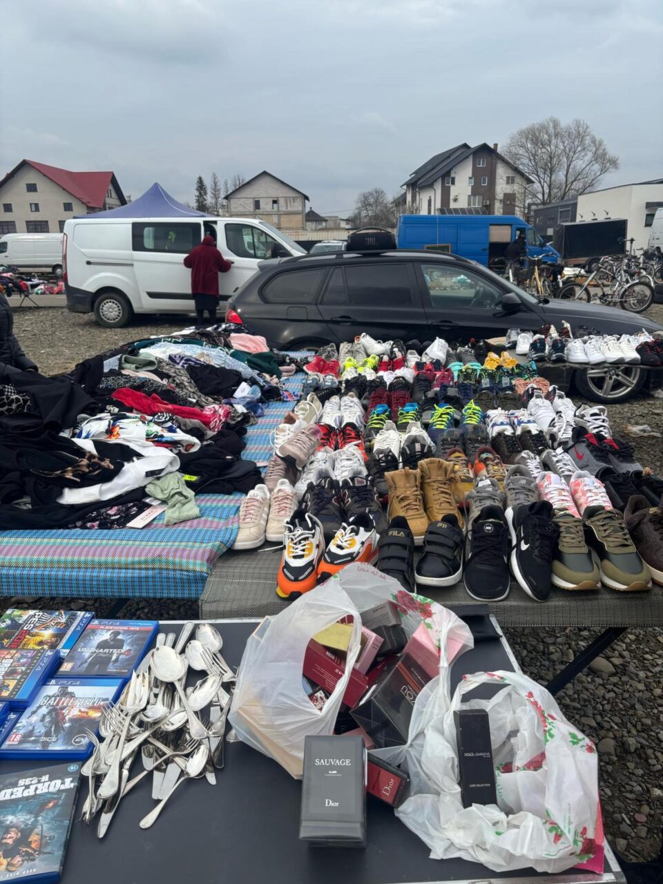 Zeci de haine și parfumuri contrafăcute, confiscate în urma unei acțiuni a polițiștilor
