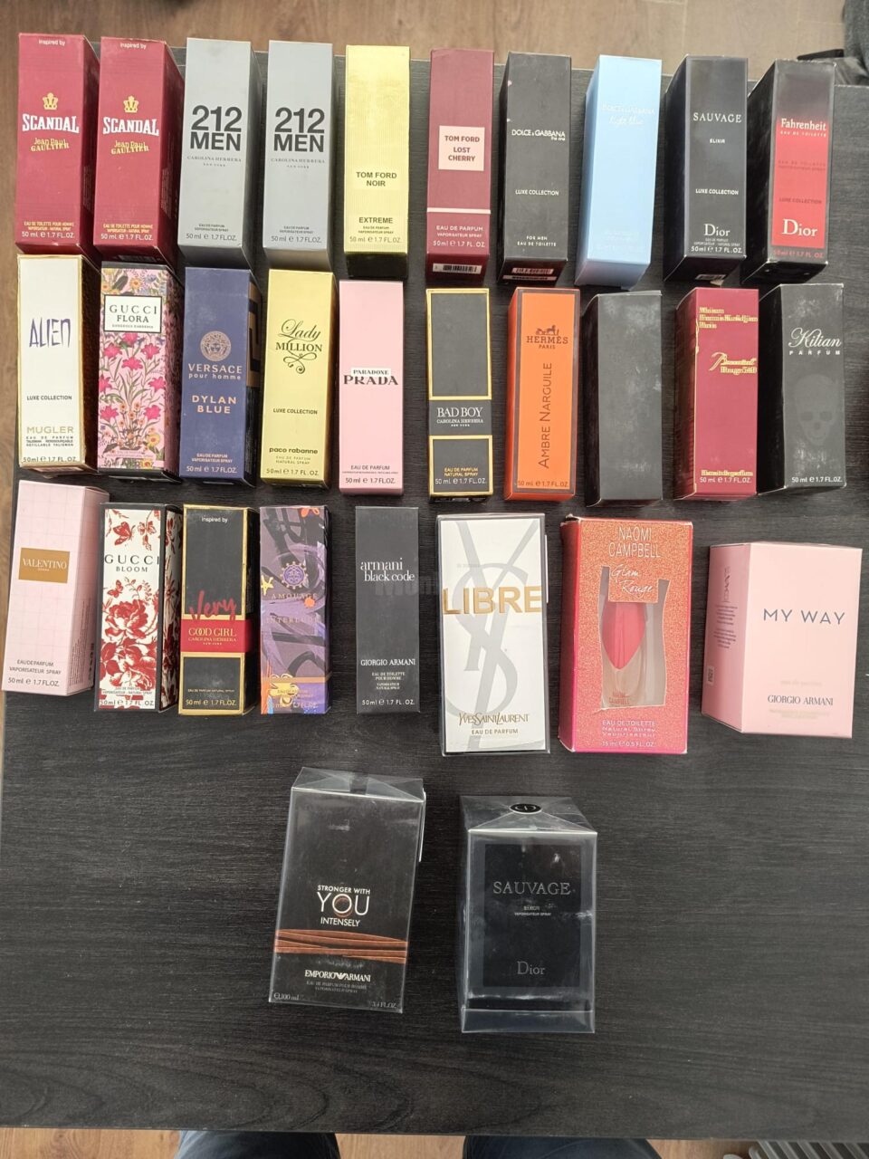 Zeci de haine și parfumuri contrafăcute, confiscate în urma unei acțiuni a polițiștilor