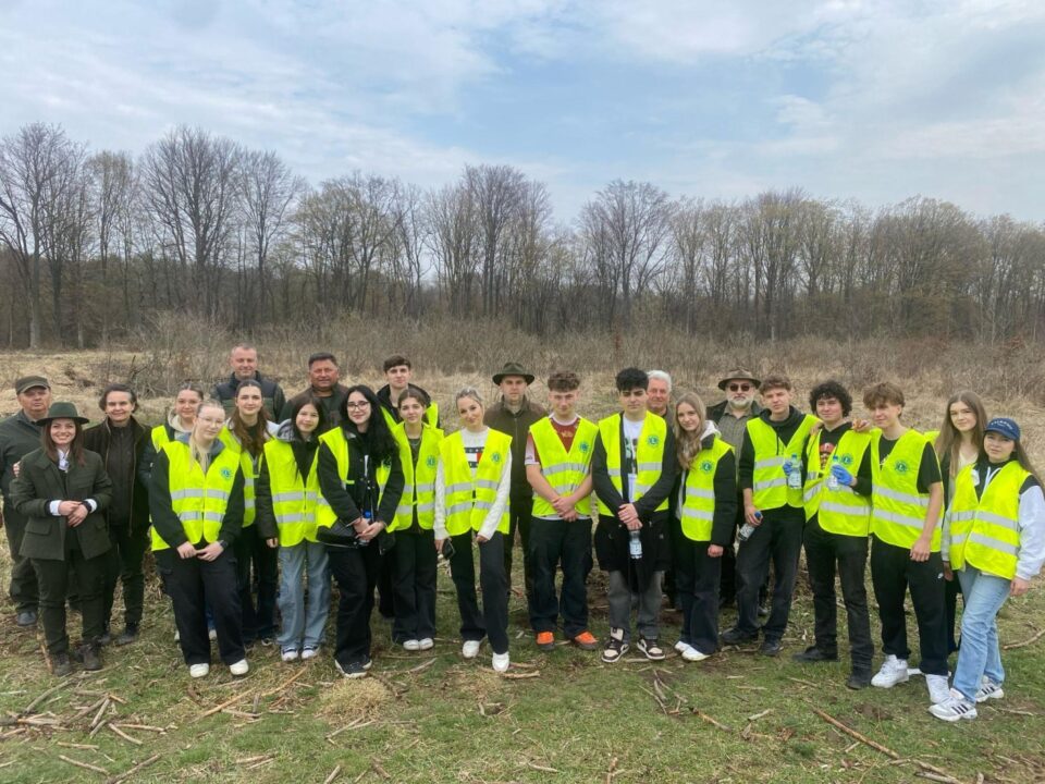 200 de goruni plantați la Pătrăuți cu voluntari de la LEO Suceava Bucovina