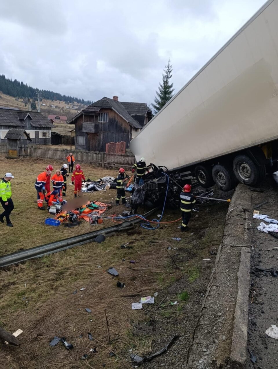 Accident ca-n filmele de groază, după ce un șofer de autoturism a intrat în plin într-un tir