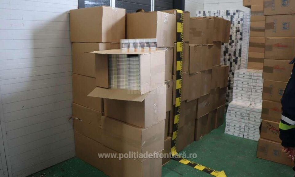Peste 130.000 de pachete de țigări, ascunse într-un tir care transporta vată minerală