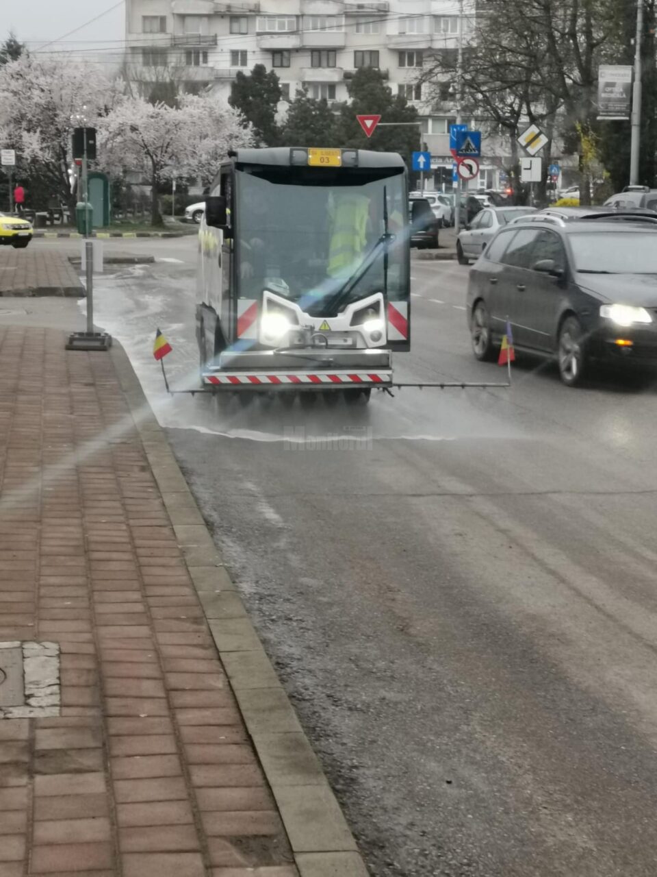 Măturat și spălat mecanizat pe străzile Sucevei, conform noului constract de salubrizare