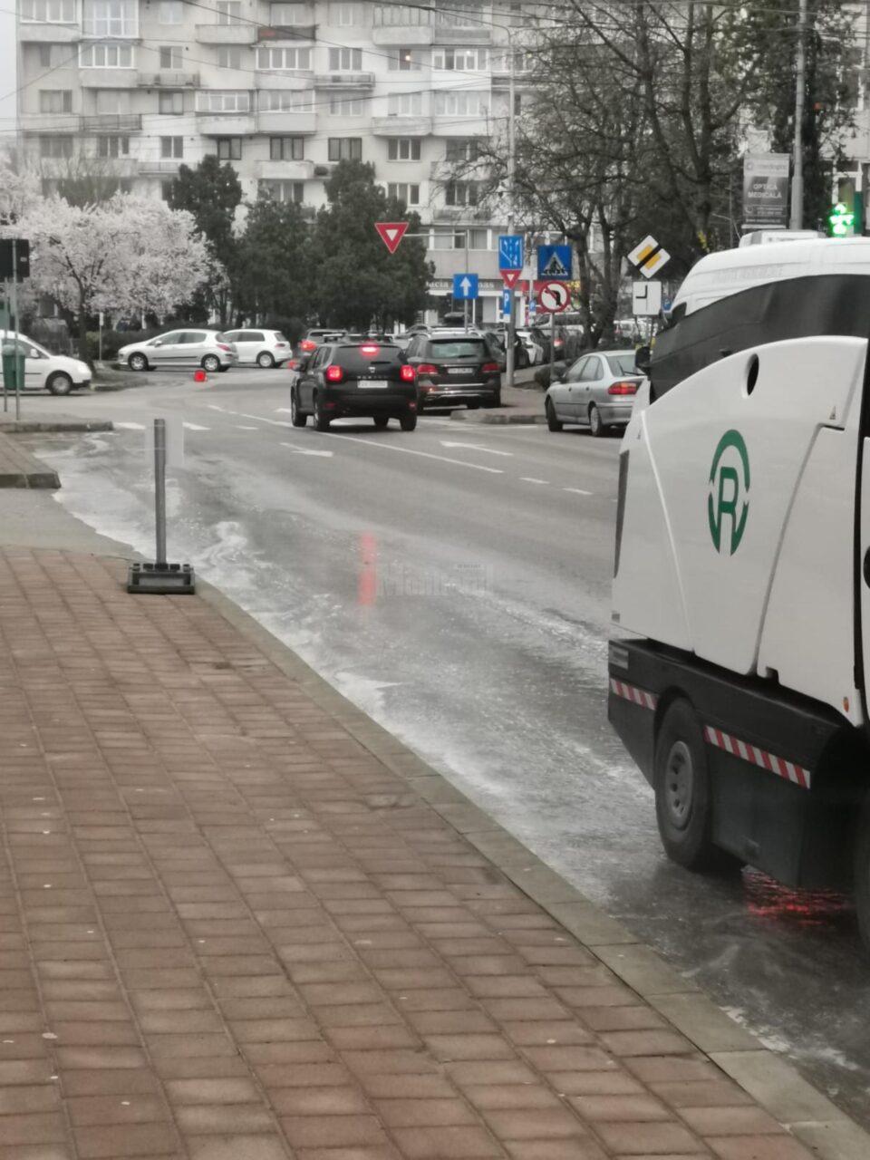 Măturat și spălat mecanizat pe străzile Sucevei, conform noului constract de salubrizare