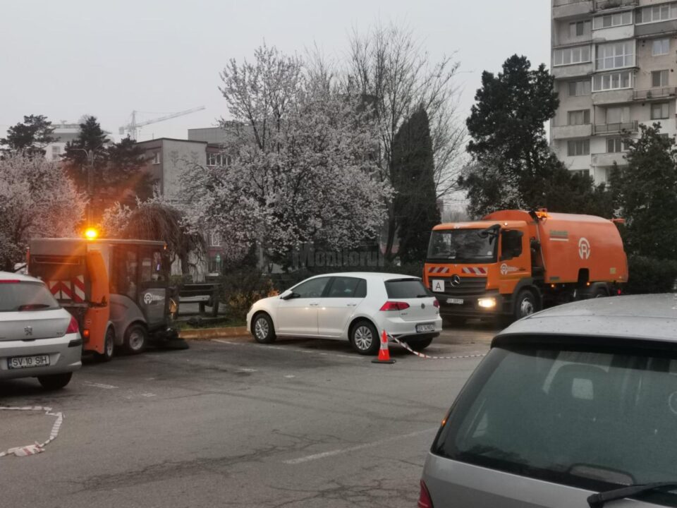 Acțiunea utilajelor mecanizate de salubrizare este împiedicată de mașinile lăsate parcate în zone unde s-a solicitat mutarea lor în scopul efectuării curățeniei