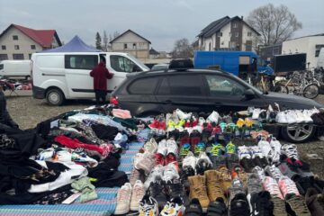 Zeci de haine și parfumuri contrafăcute, confiscate în urma unei acțiuni a polițiștilor