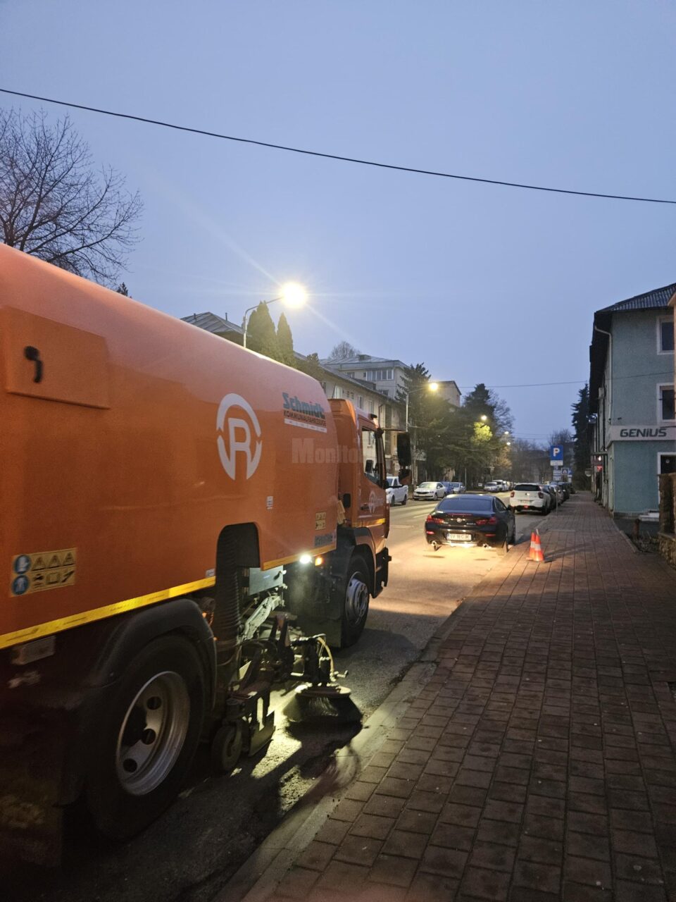 Operațiunile de salubrizare stradală, efectuate cu utilaje moderne, pe străzile Sucevei