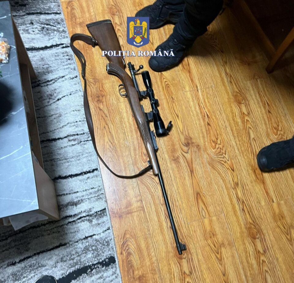 20 de arme și multe alte elemente de muniție, specifice braconierilor, ridicate în urma perchezițiilor de miercuri dimineață