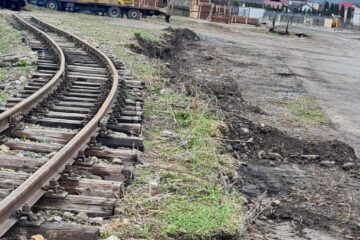 Săpături efectuate ilegal în preajma terasamentului caii ferate înguste, în apropierea Gării Moldovița