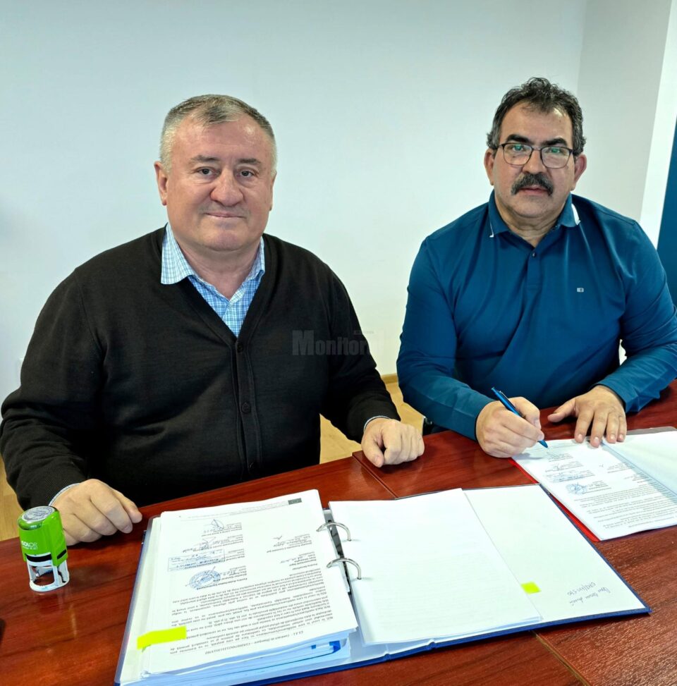 Primarul din Cornu Luncii, Gheorghe Fron, a semnat contractul pentru achiziționarea unui utilaj multifuncțional Primarul din Cornu Luncii, Gheorghe Fron, a semnat contractul pentru achiziționarea unui utilaj multifuncțional