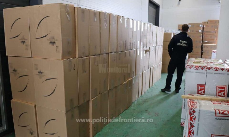 Peste 130.000 de pachete de țigări, ascunse într-un tir care transporta vată minerală