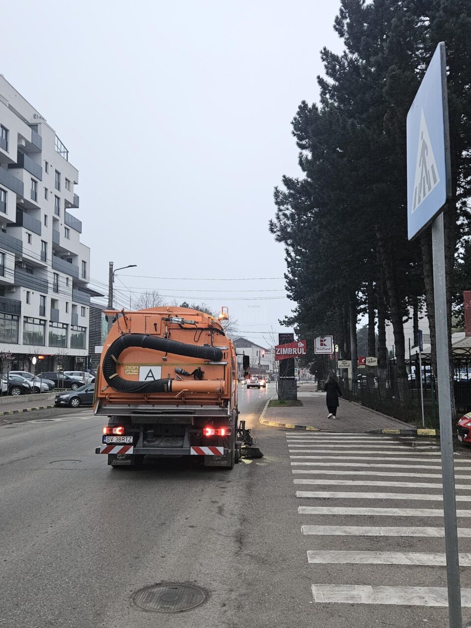 Operațiunile de salubrizare stradală, efectuate cu utilaje moderne, pe străzile Sucevei