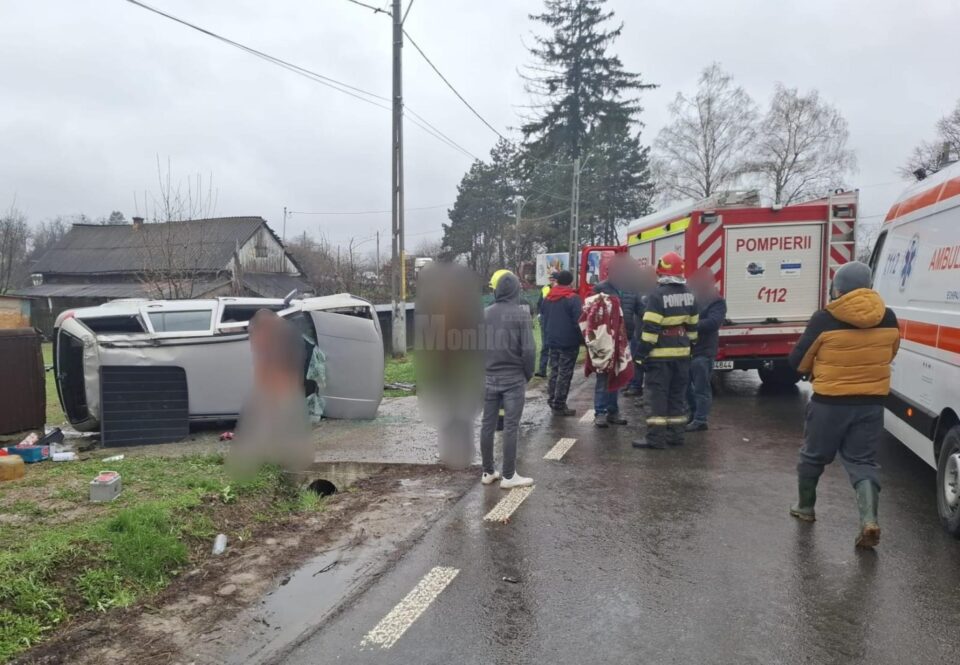 Trei răniți după răsturnarea unei mașini, la Boroaia