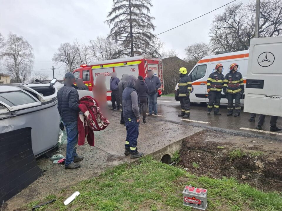 Trei răniți după răsturnarea unei mașini, la Boroaia