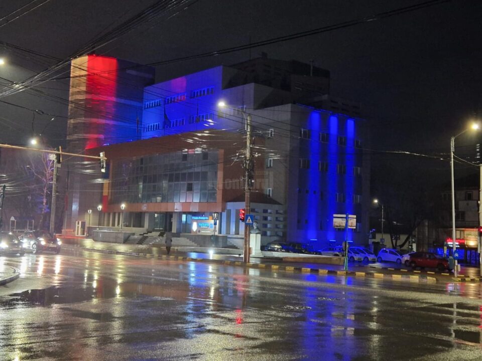 Cinci clădiri importante din Suceava au fost iluminate în albastru, de Ziua Internațională de Conștientizare a Autismului
