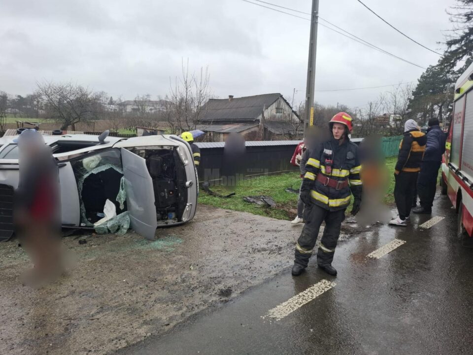 Trei răniți după răsturnarea unei mașini, la Boroaia