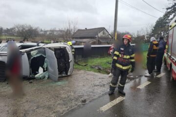 Trei răniți după răsturnarea unei mașini, la Boroaia