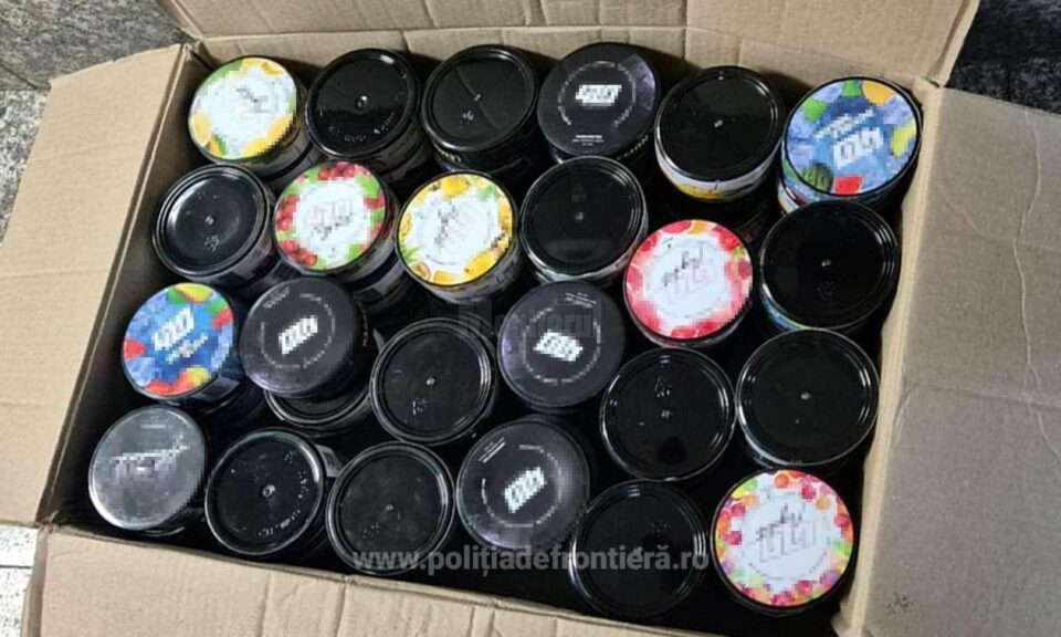 Aproape 10 kilograme de tutun pentru narghilea, găsite într-o mașină care venea din Ucraina