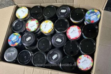 Aproape 10 kilograme de tutun pentru narghilea, găsite într-o mașină care venea din Ucraina