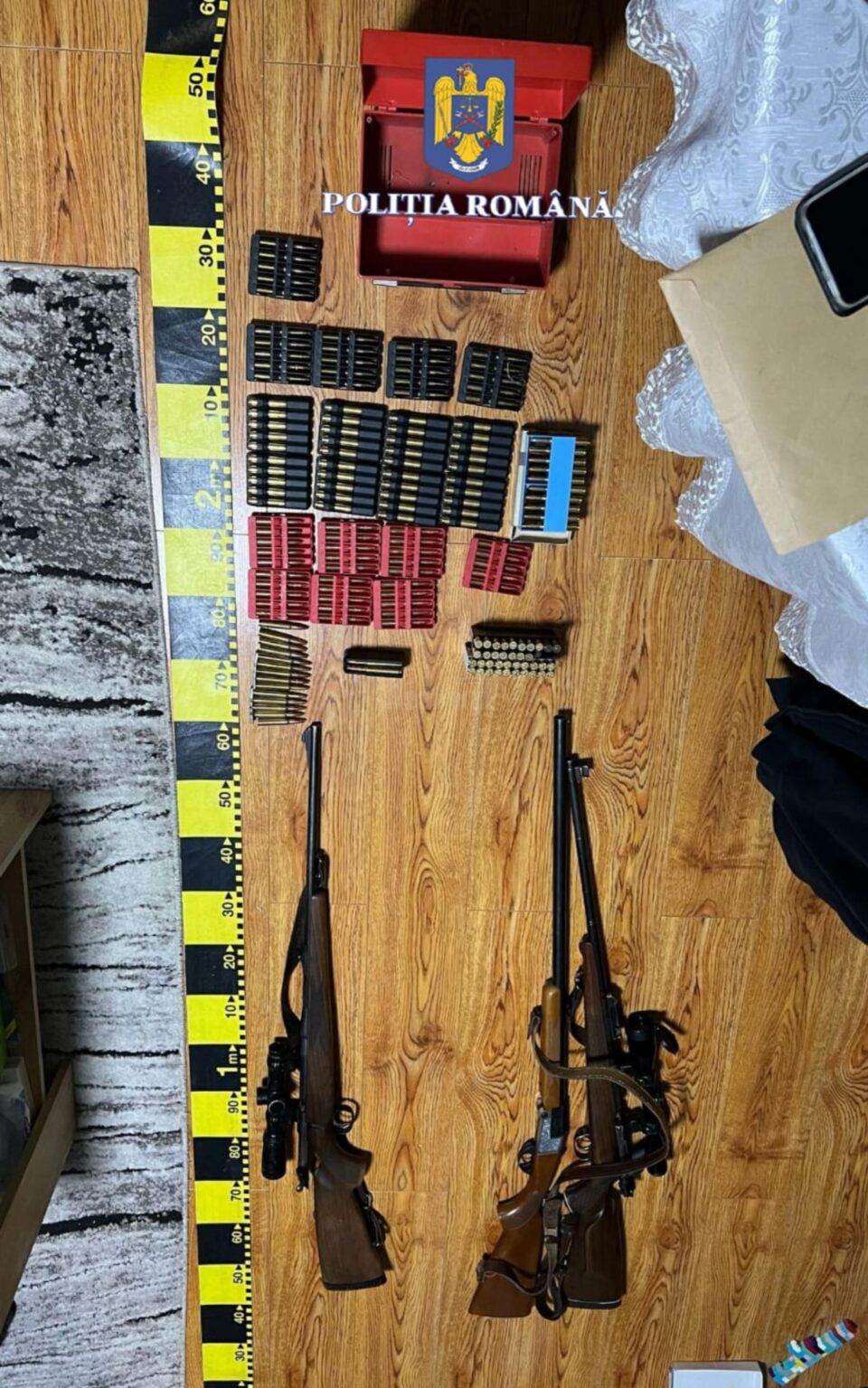 20 de arme deținute ilegal, multă muniție și peste 200 de trofee de vânătoare, ridicate ieri dimineață de la suceveni