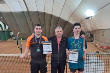 Managerul de la clubul Select Suceava, Costel Chelariu, încadrat de finaliștii de la Nivelul 8