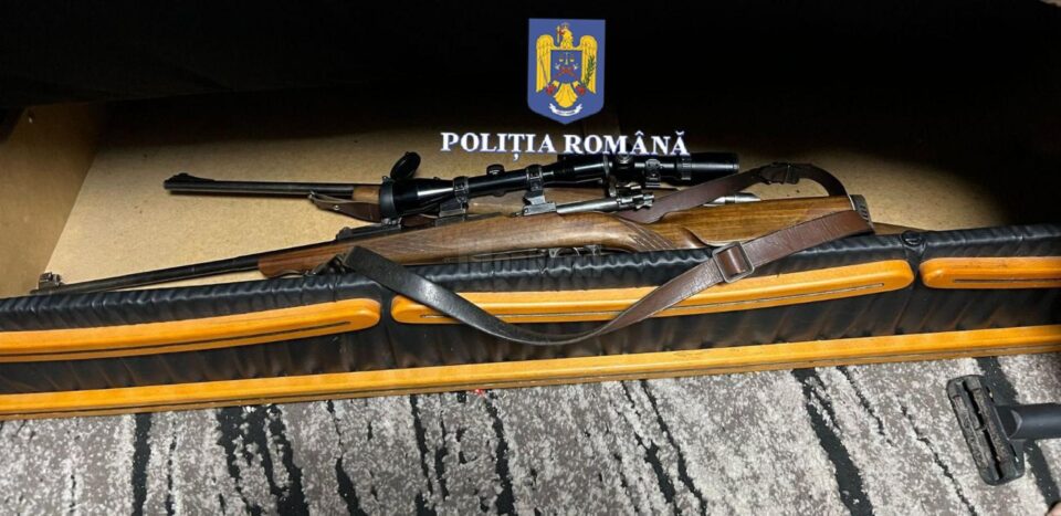 20 de arme deținute ilegal, multă muniție și peste 200 de trofee de vânătoare, ridicate de la suceveni