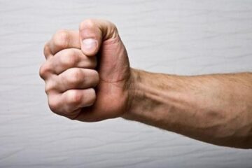 Și-a agresat soția și pe unul dintre cei 8 copii, dar a scăpat de pușcărie. Foto aflacum.ro