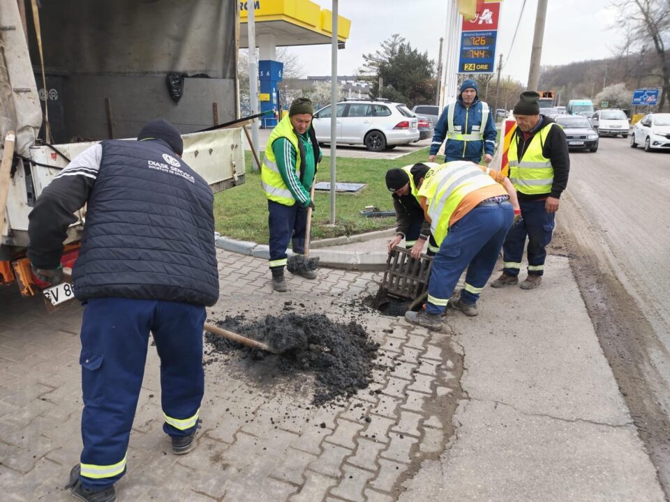 Toate gurile de canal pentru scurgerea apei pluviale de pe străzile din municipiul Suceava vor fi decolmatate și spălate până la sfârșitul verii
