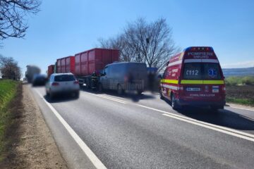 Două camioane și un microbuz s-au ciocnit pe E 85, zona Grănicești