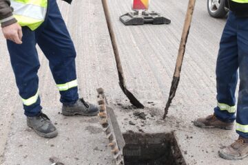 Toate gurile de canal pentru scurgerea apei pluviale de pe străzile din municipiul Suceava vor fi decolmatate și spălate până la sfârșitul verii