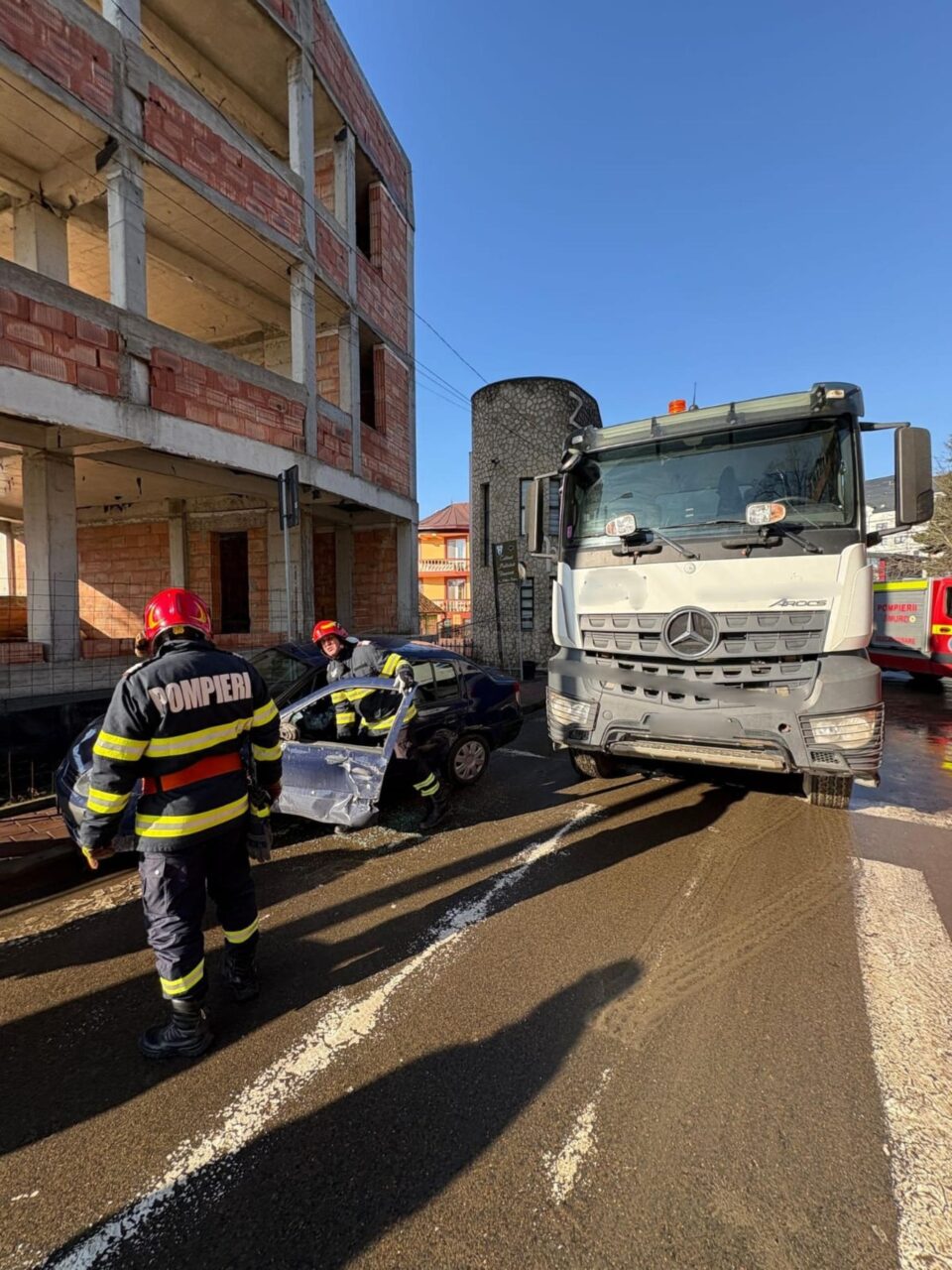 Șoferiță rănită, după un accident cu o basculantă, pe strada Alexandru cel Bun din Suceava