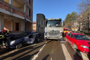Autoturism agățat de o autobenă, pe o stradă din Suceava