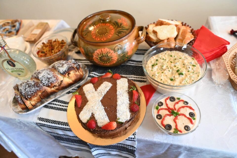 Festivalul produselor tradiționale de post de la biserica de lemn din Adâncata a devenit un adevărat regal culinar