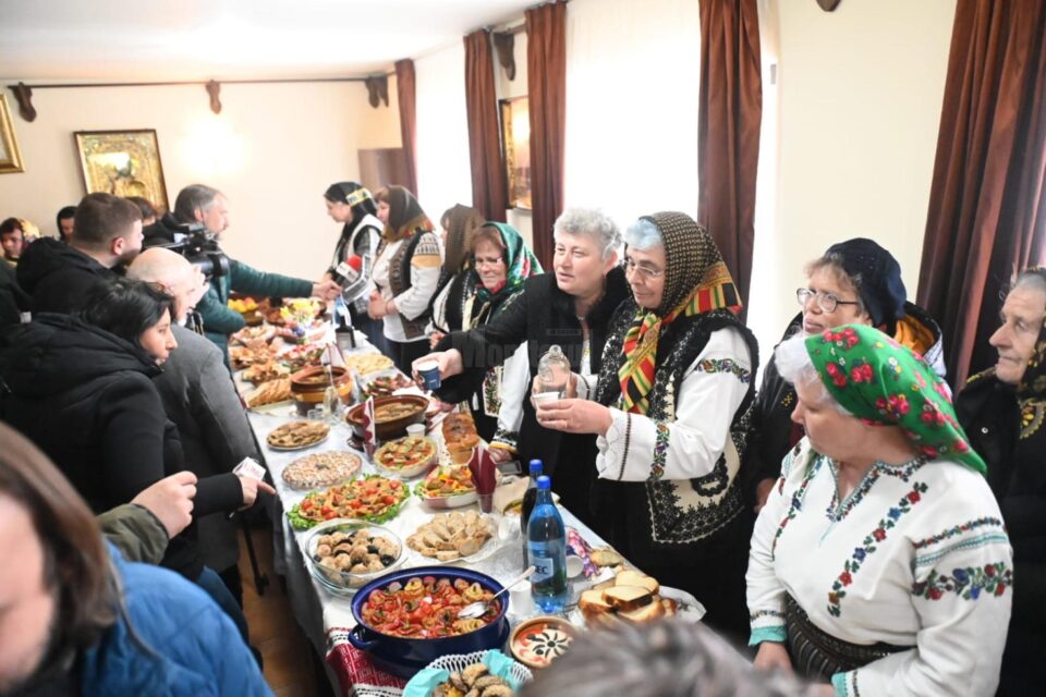 Gospodinele au preparat aproape 90 de feluri de mâncare și deserturi de post