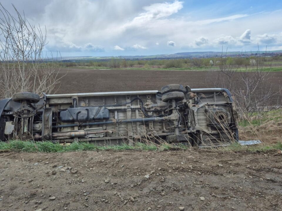 Un microbuz cu 15 persoane, care circula de la Gura Humorului la Iași, implicat într-un accident la Pașcani