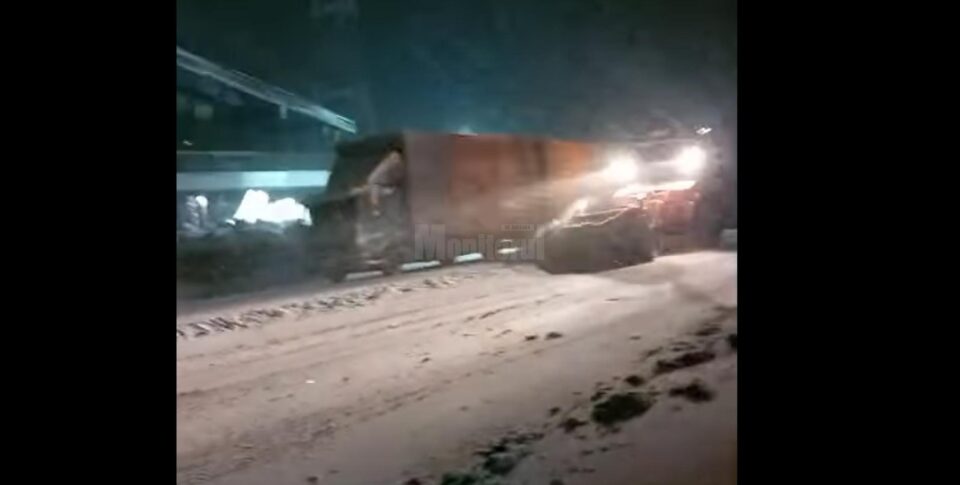 Traficul greu este restricționat pe DN 17, dinspre Poiana Stampei spre Bistrița Năsăud, pentru îndepărtarea zăpezii de pe carosabil Traficul greu este restricționat pe DN 17, dinspre Poiana Stampei spre Bistrița Năsăud, pentru îndepărtarea zăpezii de pe carosabil