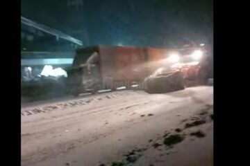 Traficul greu este restricționat pe DN 17, dinspre Poiana Stampei spre Bistrița Năsăud, pentru îndepărtarea zăpezii de pe carosabil