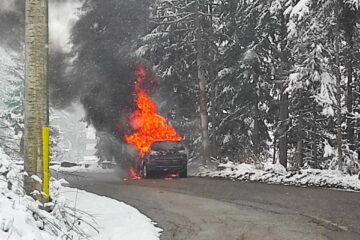 O mașină a ars violent, în trafic, spre pasul Palma