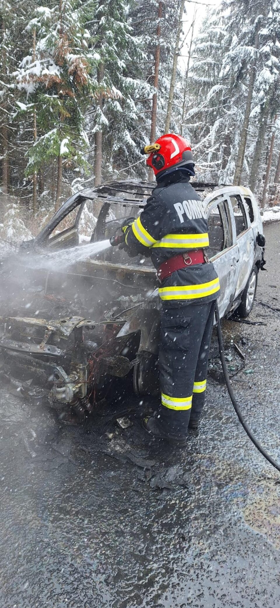 O mașină a ars violent, în trafic, spre pasul Palma