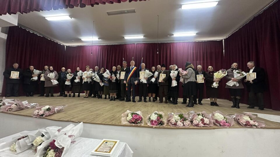 Primarul Vasile Iliuță a premiat 18 cupluri care au împlinit 50 de ani de căsătorie