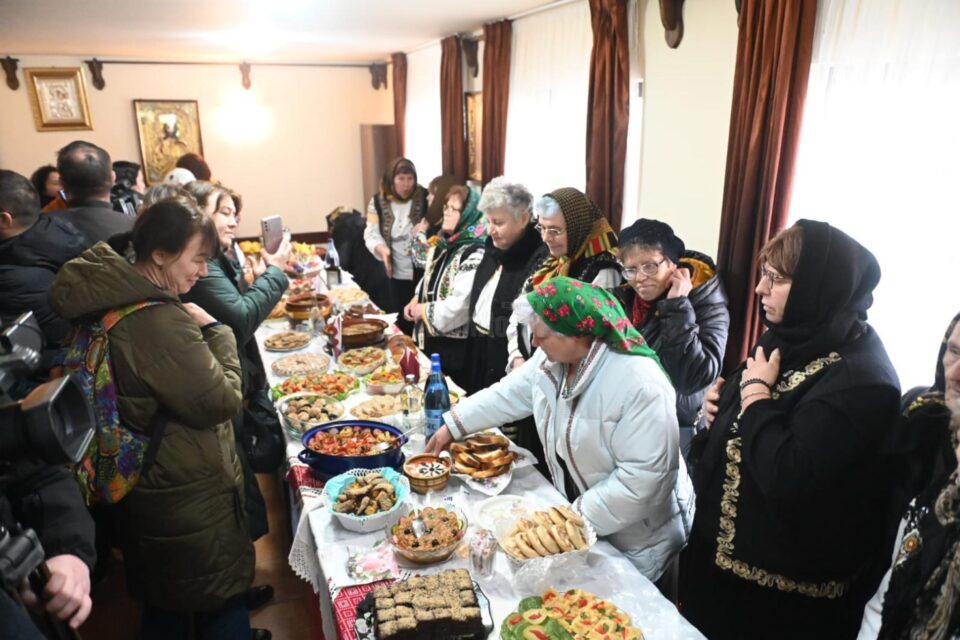 Gospodinele au preparat aproape 90 de feluri de mâncare și deserturi de post