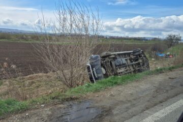 Un microbuz cu 15 persoane, care circula de la Gura Humorului la Iași, implicat într-un accident la Pașcani