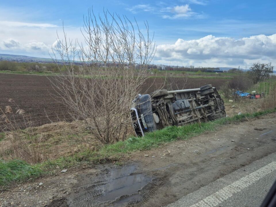 Un microbuz cu 15 persoane, care circula de la Gura Humorului la Iași, implicat într-un accident la Pașcani Un microbuz cu 15 persoane, care circula de la Gura Humorului la Iași, implicat într-un accident la Pașcani