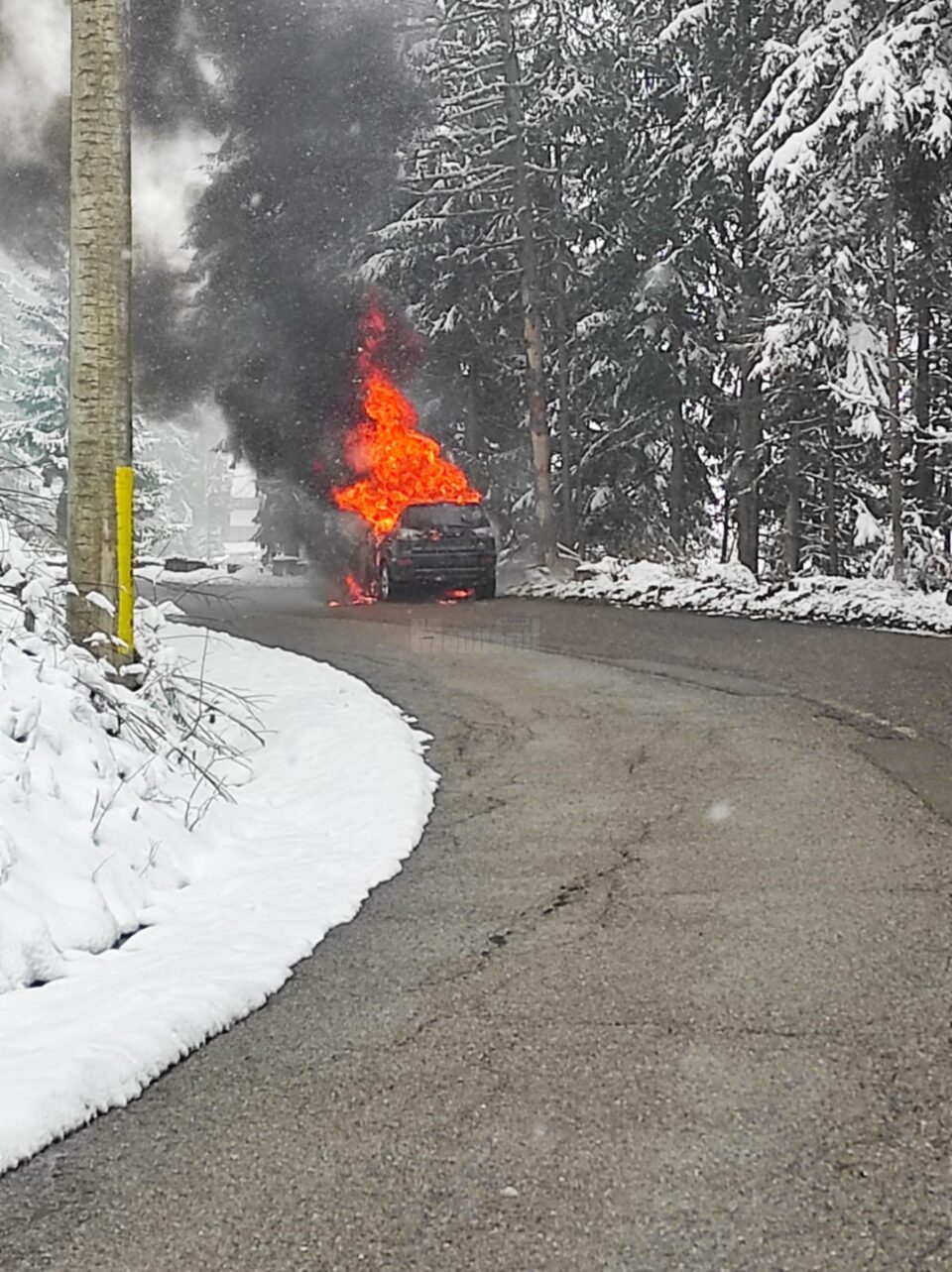 O mașină a ars în trafic