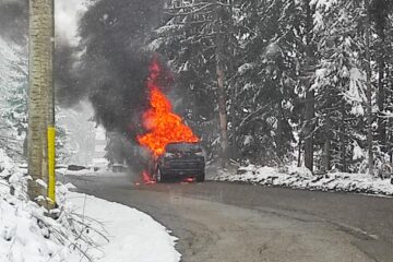 O mașină a ars în trafic